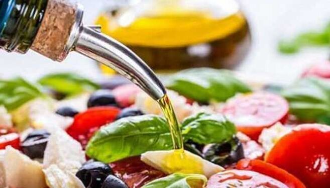 σαλάτα λαχανικών με φυτικό λάδι πιάτο μεσογειακής διατροφής